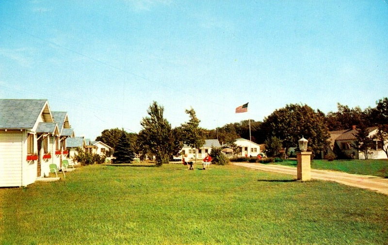 Nova Motel (Larsens Tourist Court) - Old Postcard (newer photo)